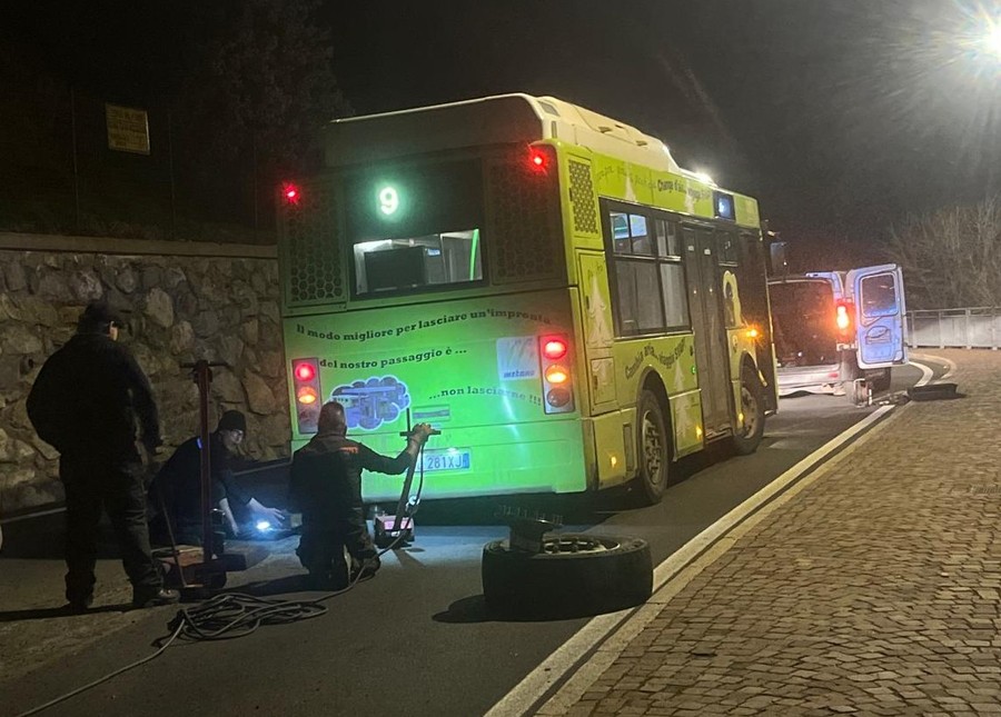Bus perde ruota lungo la linea Aosta-Sorreley; attimi di paura ma nessun ferito