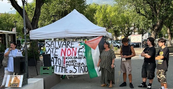 Aosta, una quarantina di persone al presidio per Fakir, 'Chiediamo verità e giustizia' Aosta, una quarantina di persone al presidio per Fakir, 'Chiediamo verità e giustizia'