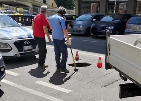 Aosta, cede asfalto, buca stradale in via Mont Emilius