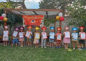 Foto di gruppo degli undici bimbi 'diplomati' (cliccare sull'immagine per avviare la gallery) Foto di gruppo degli undici bimbi 'diplomati' (cliccare sull'immagine per avviare la gallery)