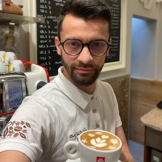 Il barman-artista Fabio 'Bietto' Giachino è al bar pasticceria Davit di Aosta