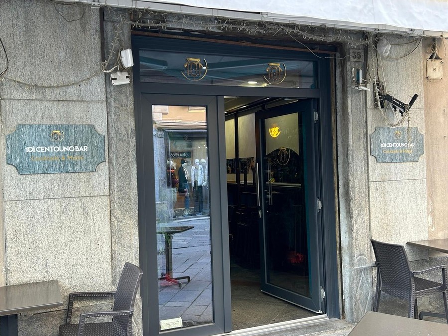 Aosta, il Caffè Aubert parlerà cinese; tramonta un’epoca tra amicizie, notti e quel 'Che bella coppia voi tre'