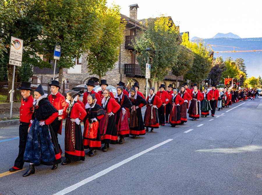 Les Badochys, Courmayeur festeggia settant’anni di danze e tradizioni Les Badochys, Courmayeur festeggia settant’anni di danze e tradizioni