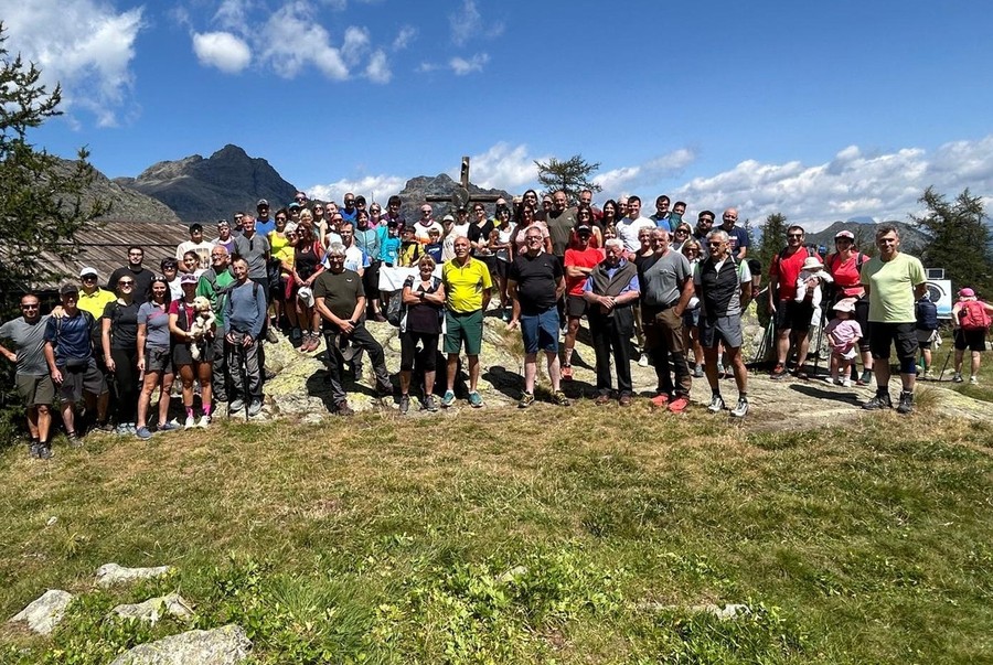 Foto di gruppo tra proprietari, gestori vecchi e nuovi e tanti amici e frequentatori del Barbustel