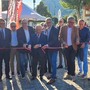 Al centro della foto il presidente di Confcommercio VdA, Graziano Dominidiato, taglia il nastro di BeerCult