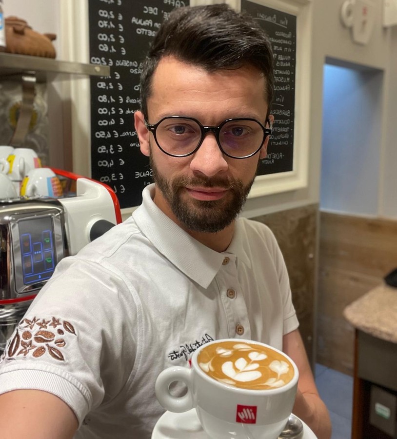 Il barman-artista Fabio 'Bietto' Giachino è al bar pasticceria Davit di Aosta