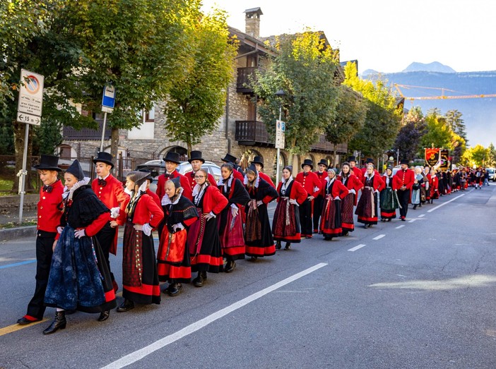 Les Badochys, Courmayeur festeggia settant’anni di danze e tradizioni Les Badochys, Courmayeur festeggia settant’anni di danze e tradizioni