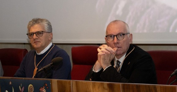 Luigi Bertschy e Renzo Testolin durante una conferenza al Forte di Bard (foto di archivio) Luigi Bertschy e Renzo Testolin durante una conferenza al Forte di Bard (foto di archivio)