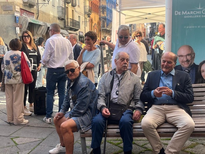 Pier Luigi Bersani tra gli aostani venuti ad ascoltarlo in place des Franchises