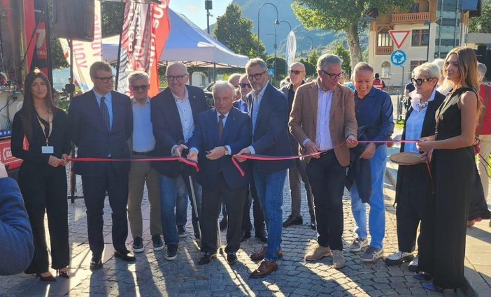 Al centro della foto il presidente di Confcommercio VdA, Graziano Dominidiato, taglia il nastro di BeerCult