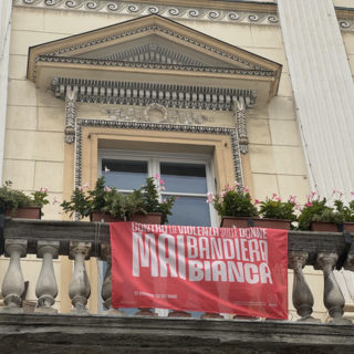 Aosta contro la violenza di genere; bandiera bianca al Municipio