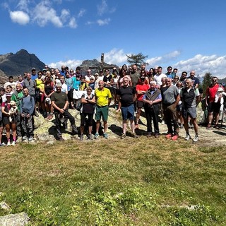 Foto di gruppo tra proprietari, gestori vecchi e nuovi e tanti amici e frequentatori del Barbustel