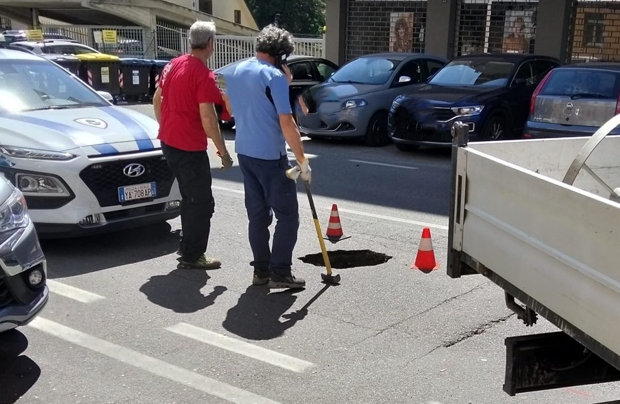 Aosta, cede asfalto, buca stradale in via Mont Emilius