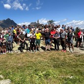 Foto di gruppo tra proprietari, gestori vecchi e nuovi e tanti amici e frequentatori del Barbustel Foto di gruppo tra proprietari, gestori vecchi e nuovi e tanti amici e frequentatori del Barbustel
