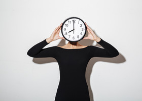 Dal jet-lag al cambio d’ora; come la melatonina aiuta il nostro orologio biologico