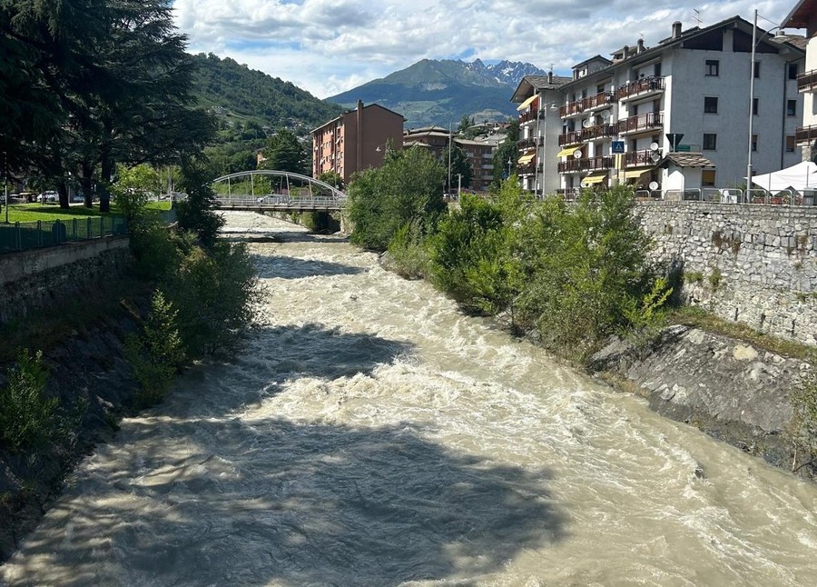 Aosta: Dalla diga di Place Moulin scarico controllato nel Buthier, non si cammina vicino alle rive Aosta: Dalla diga di Place Moulin scarico controllato nel Buthier, non si cammina vicino alle rive