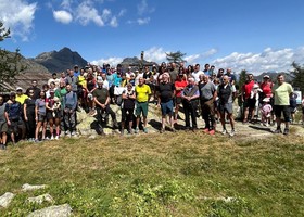 Foto di gruppo tra proprietari, gestori vecchi e nuovi e tanti amici e frequentatori del Barbustel Foto di gruppo tra proprietari, gestori vecchi e nuovi e tanti amici e frequentatori del Barbustel