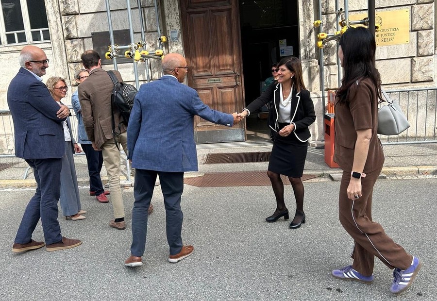 Cordiale saluto tra la Presidente della Corte d'Appello di Torino, Alessandra Bassi e il giudice del Tribunale di Aosta Marco Tornatore Cordiale saluto tra la Presidente della Corte d'Appello di Torino, Alessandra Bassi e il giudice del Tribunale di Aosta Marco Tornatore