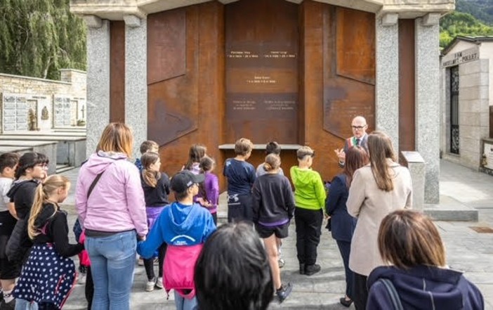 Giovani tsarvensolen a 'lezione di comunità' insieme al sindaco, Ronny Borbey