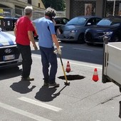 Aosta, cede asfalto, buca stradale in via Mont Emilius