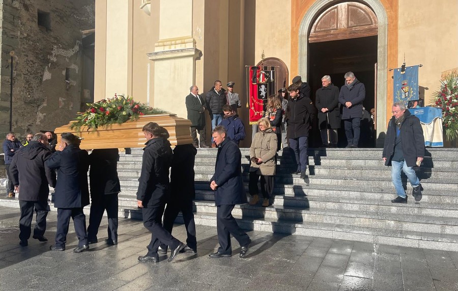 Il silenzio commosso della folla ha accompagnato l'ultimo viaggio di Augusto Rollandin Il silenzio commosso della folla ha accompagnato l'ultimo viaggio di Augusto Rollandin