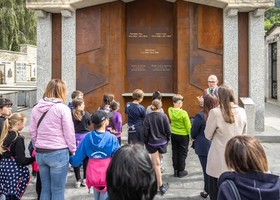Giovani tsarvensolen a 'lezione di comunità' insieme al sindaco, Ronny Borbey