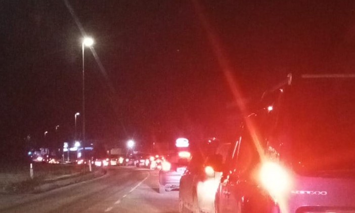 Scontro tra auto sulla statale 26 a Quart, diversi feriti e traffico bloccato