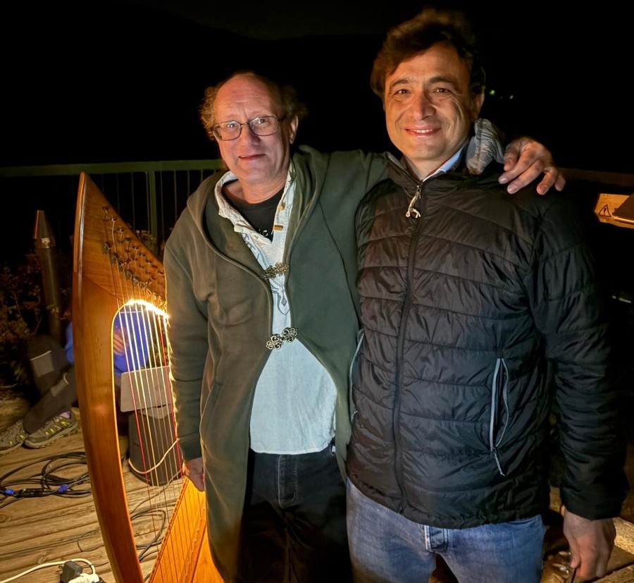 Da sinistra l'arpista Enrico Eurone e l'astrofisico Giovanni Covone