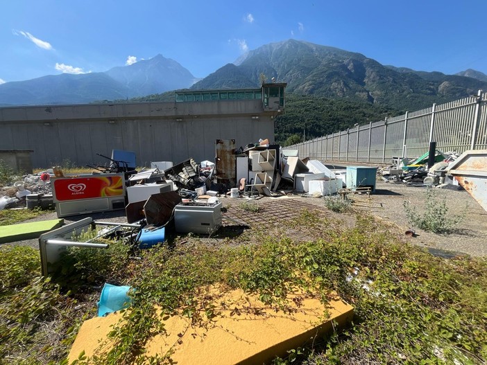 Detenuto si arrampica su muro per protesta; annullato sopralluogo della senatrice Pirro al carcere di Brissogne