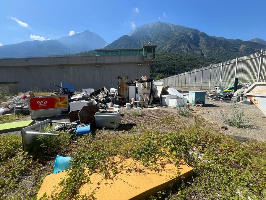 Detenuto si arrampica su muro per protesta; annullato sopralluogo della senatrice Pirro al carcere di Brissogne