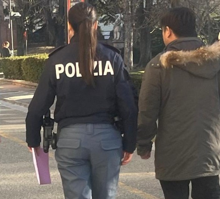 Il cittadino cinese esce dal Palazzo di Giustizia dopo la sentenza di condanna