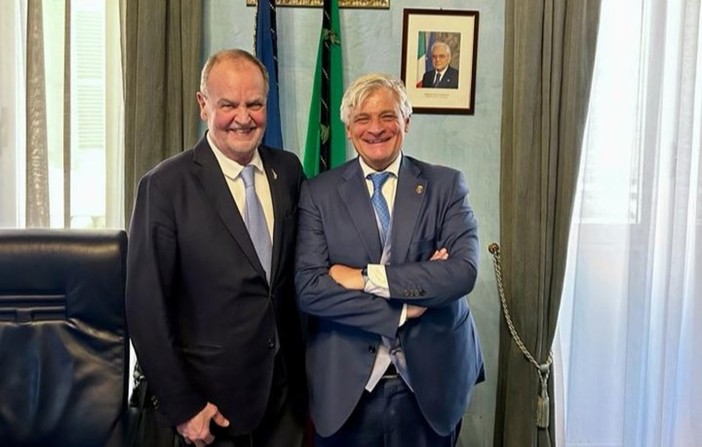 Il ministro Calderoli e l'assessore Caveri durante un incontro nel gennaio scorso Il ministro Calderoli e l'assessore Caveri durante un incontro nel gennaio scorso