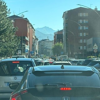Aosta, caos in via Chambéry; 'strada appena asfaltata e già tornano i lavori'