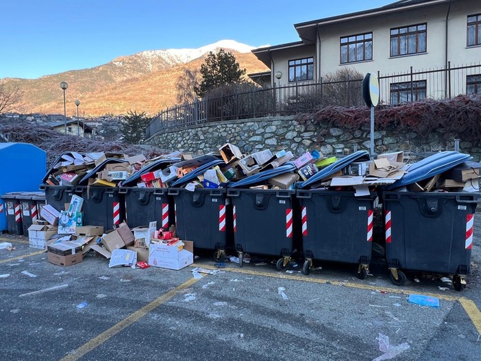 Cassonetti e moloch stracolmi di rifiuti in località La Prebendaz (cliccare sull'immagine per avviare la mini gallery)