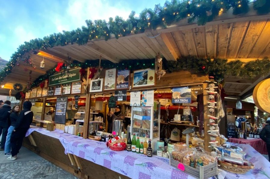 Marché Vert Noel: Tradizione e innovazione gastronomica si incontrano alla 'Cave des Gouts Alpins'