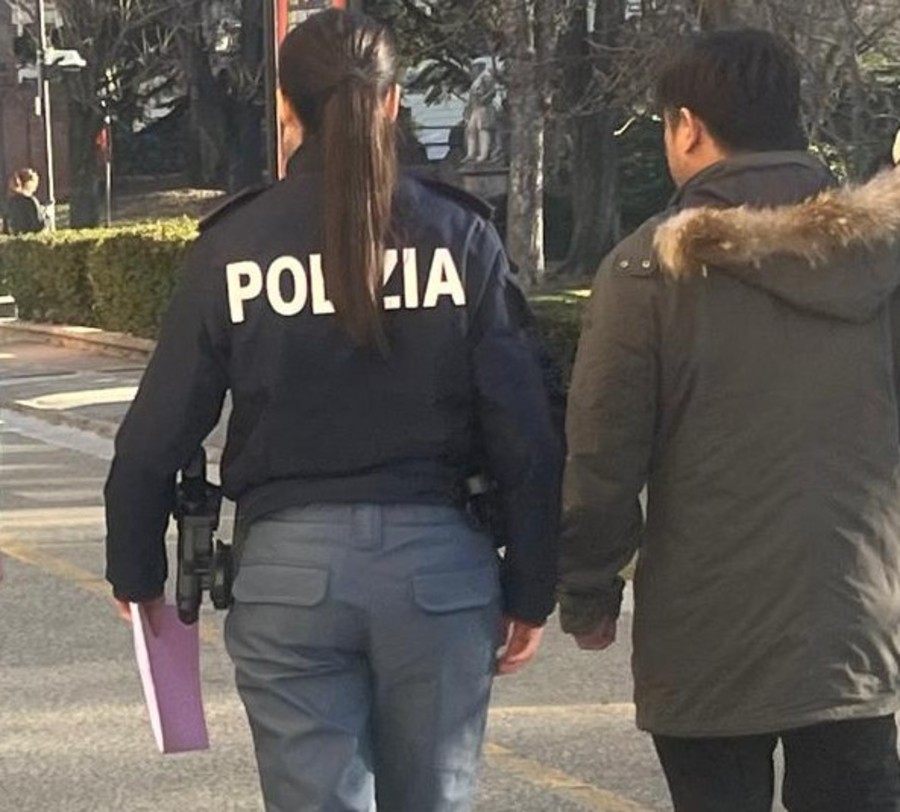 Il cittadino cinese esce dal Palazzo di Giustizia dopo la sentenza di condanna