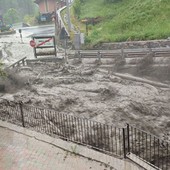 Il ponticello a Moline poco prima di essere spazzato via (foto da pagina Fb 'Sei di Cogne se')