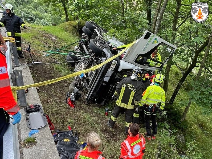 Camion esce di strada lungo la strada del Lys: conducente ferito