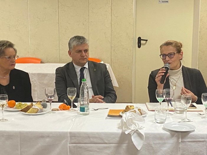 L'assessore Luigi Bertschy durante un suo intervento al Circolo Valdostano della Stampa