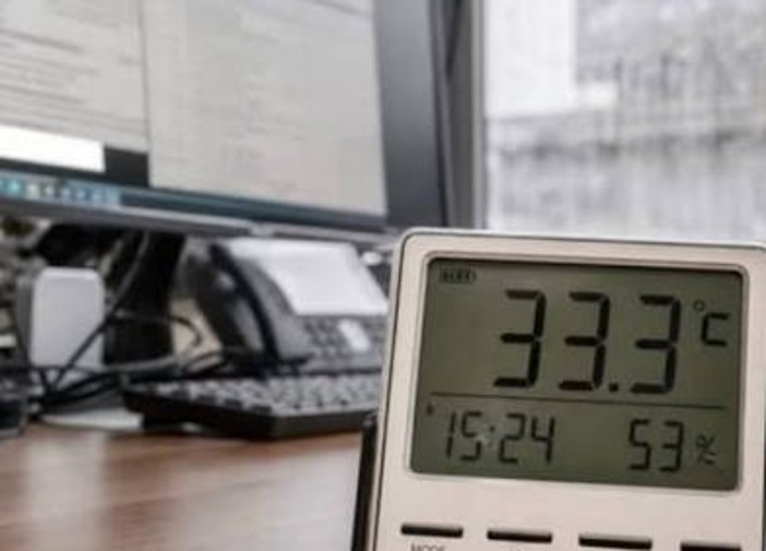 Aosta, caldo negli uffici comunali e arriva l'orario 'anti-afa'; si entra alle 7 se si superano i 28 gradi Aosta, caldo negli uffici comunali e arriva l'orario 'anti-afa'; si entra alle 7 se si superano i 28 gradi
