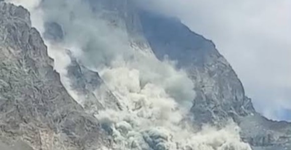 Dopo il crollo sulla parete Sud del Cervino le Guide sospendono le ascensioni con i clienti Dopo il crollo sulla parete Sud del Cervino le Guide sospendono le ascensioni con i clienti