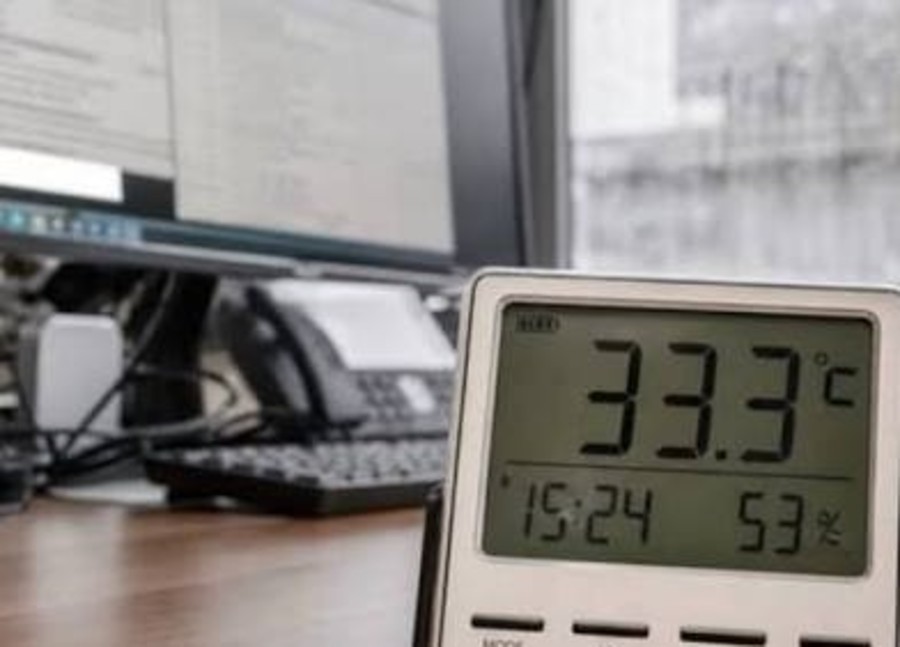 Aosta, caldo negli uffici comunali e arriva l'orario 'anti-afa'; si entra alle 7 se si superano i 28 gradi Aosta, caldo negli uffici comunali e arriva l'orario 'anti-afa'; si entra alle 7 se si superano i 28 gradi