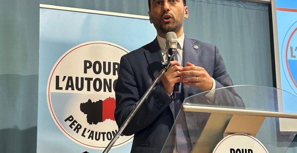 Marco Carrel ha parlato alla platea per oltre 25 minuti ricordando alcuni passaggi recenti della politica locale e sferzando 'i nemici dell'Autonomia e quelli che hanno la memoria troppo corta' Marco Carrel ha parlato alla platea per oltre 25 minuti ricordando alcuni passaggi recenti della politica locale e sferzando 'i nemici dell'Autonomia e quelli che hanno la memoria troppo corta'