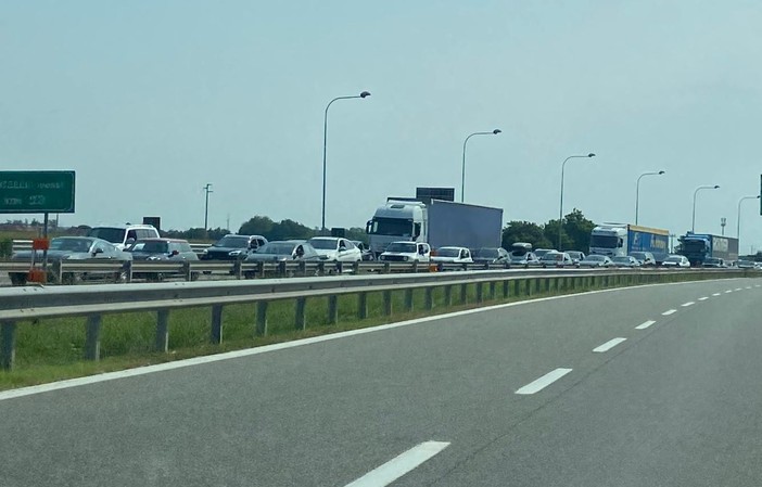 Incidente sulla bretella A5 di Santhià, 10 chilometri di coda