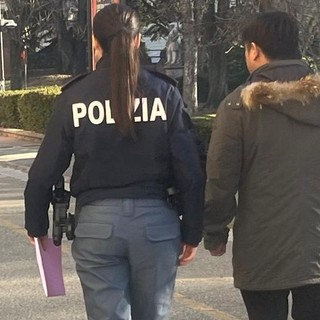 Il cittadino cinese esce dal Palazzo di Giustizia dopo la sentenza di condanna