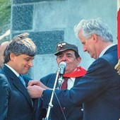 L'assessore Luciano Caveri riceve la Légion d'honneur dalle mani di Michel Barnier