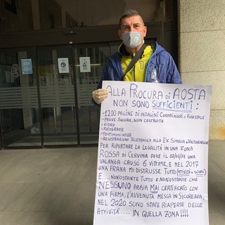 Marco Corradin organizzò un sit-in di protesta lungo i portici del Palazzo regionale nell'ottobre 2020
