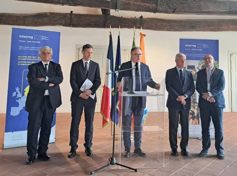 L'assessore Caveri (primo da sn) durante l'intervento del Comitato di sorveglianza