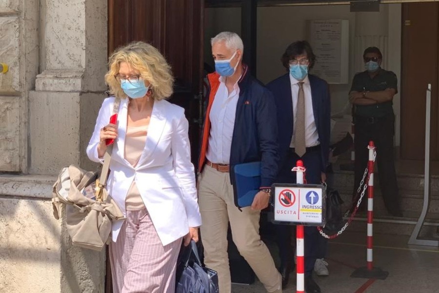 Giugno 2021, Fabio Chiavazza (al centro) esce dal tribunale di Aosta insieme ai suoi legali dopo la lettura della sentenza di primo grado Giugno 2021, Fabio Chiavazza (al centro) esce dal tribunale di Aosta insieme ai suoi legali dopo la lettura della sentenza di primo grado