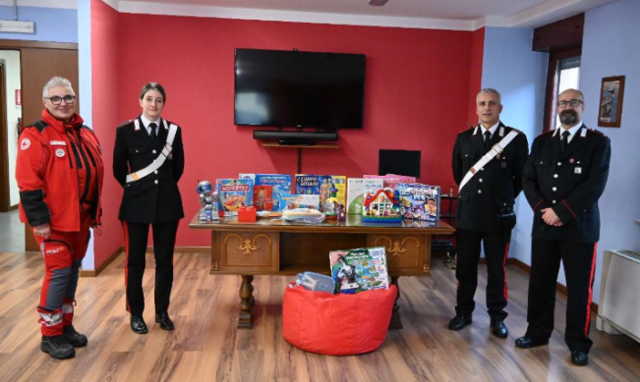 I carabinieri di Aosta donano giocattoli alla Croce Rossa valdostana